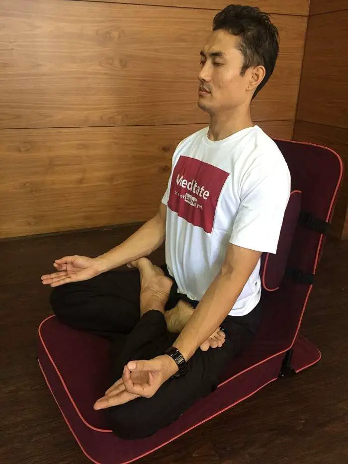 meditation chairs help people with back pain relax during meditation